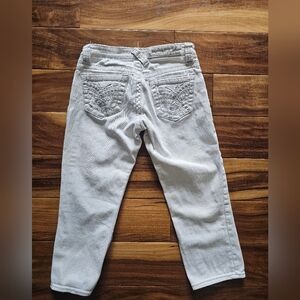 Hydraulic White Embroidered Pocket Capris Size 5/6